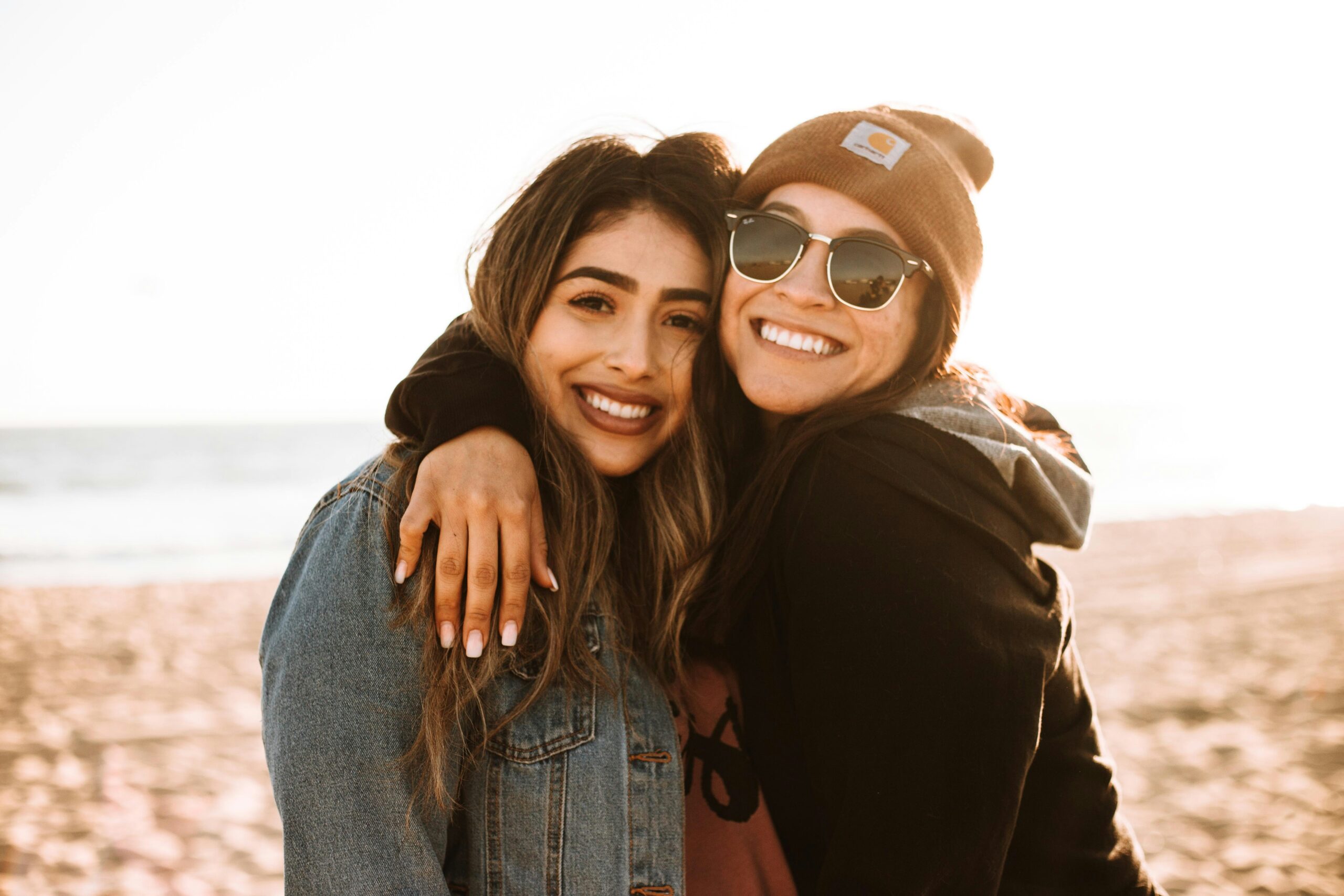 Female Friendship Dynamics: औरतों के बीच दोस्ती के गतिशीलता, महत्व और विकास का अन्वेषण: इन संबंधों का महिलाओं के जीवन पर कैसा प्रभाव पड़ता है?