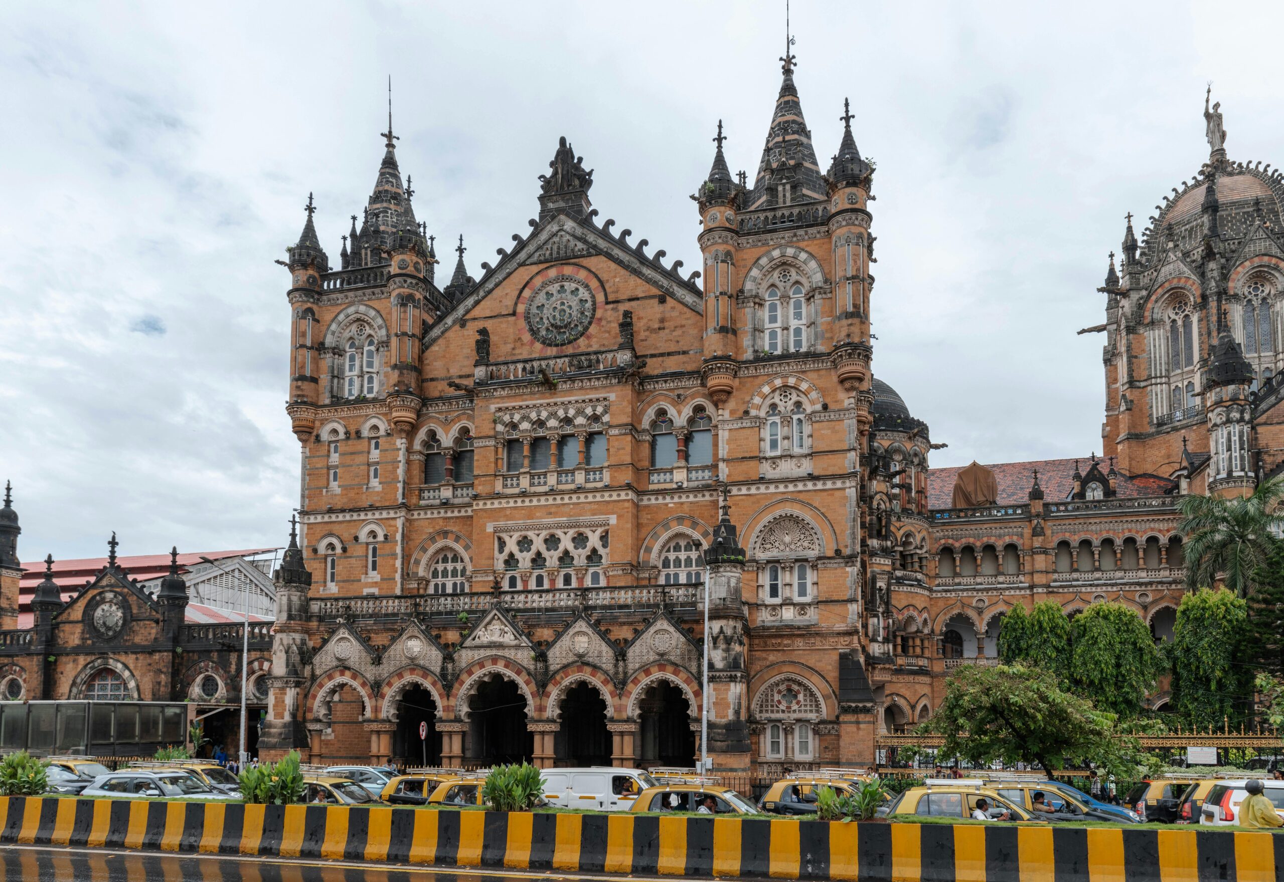 मुंबई में कम बजट यात्रा: कम खर्च में घूमने के टिप्स और गाइड Historic Chhatrapati Shivaji Terminus in Mumbai showcasing Victorian Gothic architecture.