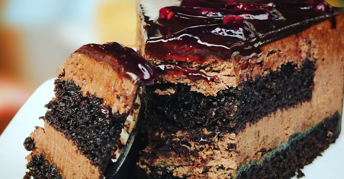 Close-up of a rich chocolate cake slice with blueberry topping, perfect for dessert lovers. 🎂 घर पर केक कैसे बनाएं – आसान तरीका