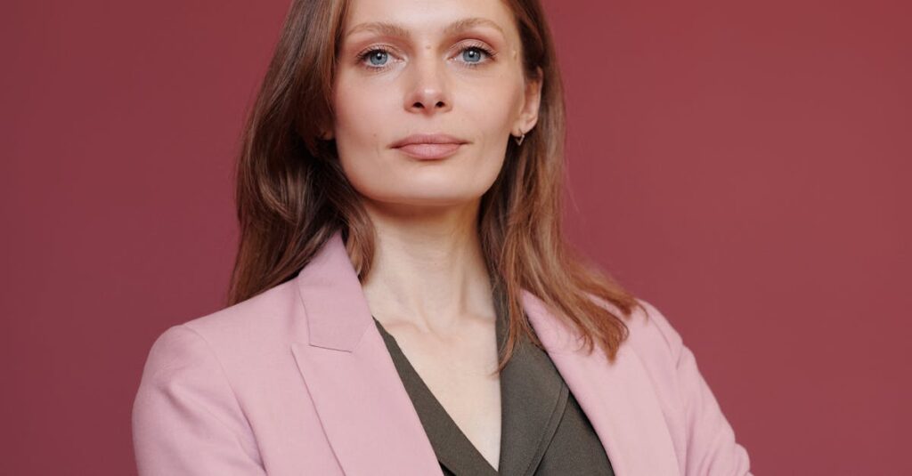 कैसे बनें एक सफल महिला लीडर? 1 Elegant businesswoman with arms crossed in studio portrait, showcasing leadership and confidence. how to become a successful female leader? कैसे बनें एक सफल महिला लीडर?