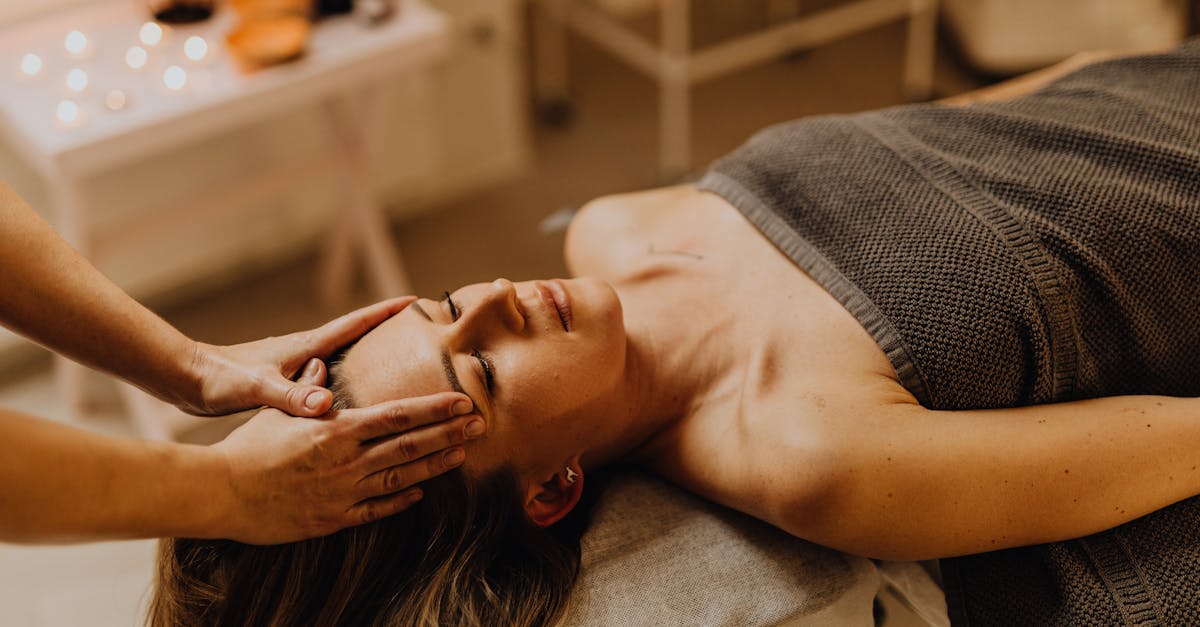 A serene head massage session at a spa, enhancing relaxation and wellness. तनाव कम करने के 10 प्राकृतिक तरीके | Natural Stress Relief Tips