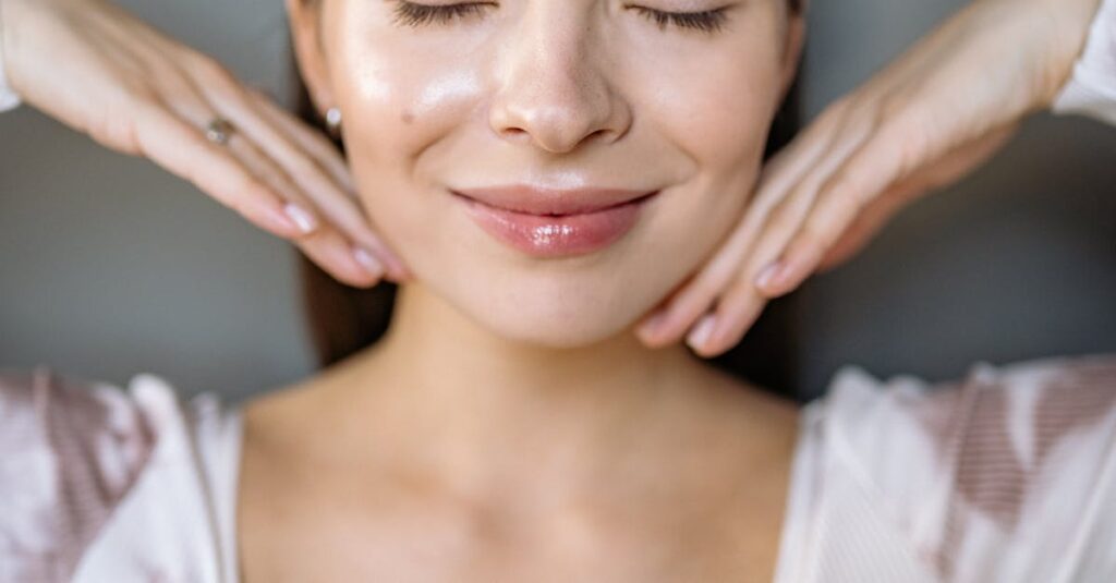 स्वस्थ त्वचा के लिए 7 घरेलू नुस्खे | 7 Home Remedies for Healthy Skin 1 चेहरे का मोटापा कैसे कम करें: आसान और प्रभावी उपाय A serene portrait of a smiling woman with eyes closed, displaying elegance and tranquility.