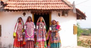 एक रिपोर्ट के मुताबिक, राजस्थान के देवमाली गांव में गरीब से लेकर करोड़पति तक हर व्यक्तिपारंपरिक तरीके से कच्चा मकान बनाता है। इस गांव में एक भी पक्का घर नहीं है।