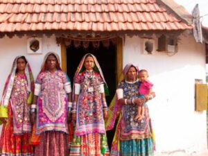 एक रिपोर्ट के मुताबिक, राजस्थान के देवमाली गांव में गरीब से लेकर करोड़पति तक हर व्यक्तिपारंपरिक तरीके से कच्चा मकान बनाता है। इस गांव में एक भी पक्का घर नहीं है।