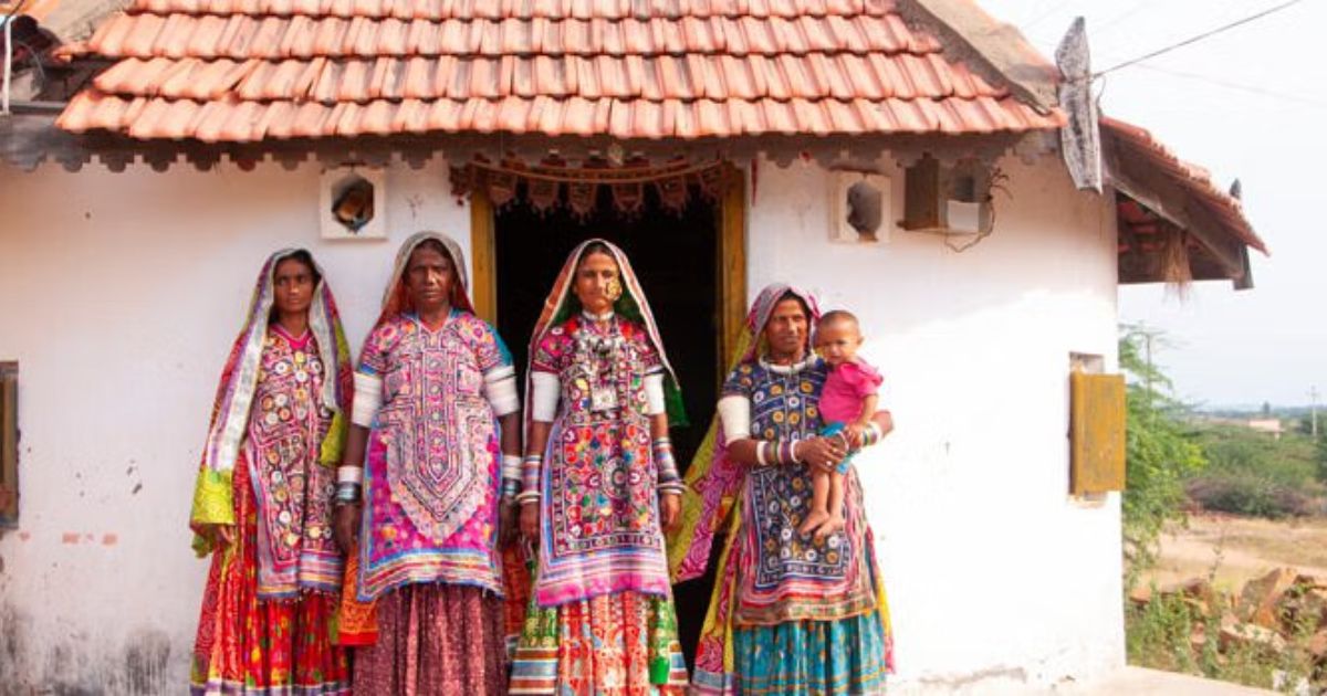 एक रिपोर्ट के मुताबिक, राजस्थान के देवमाली गांव में गरीब से लेकर करोड़पति तक हर व्यक्तिपारंपरिक तरीके से कच्चा मकान बनाता है। इस गांव में एक भी पक्का घर नहीं है।