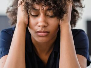 डिजिटल बर्नआउट और भारतीय महिलाएं: क्यों 'सब कुछ हासिल करने' की होड़ मानसिक स्वास्थ्य पर भारी पड़ रही है?