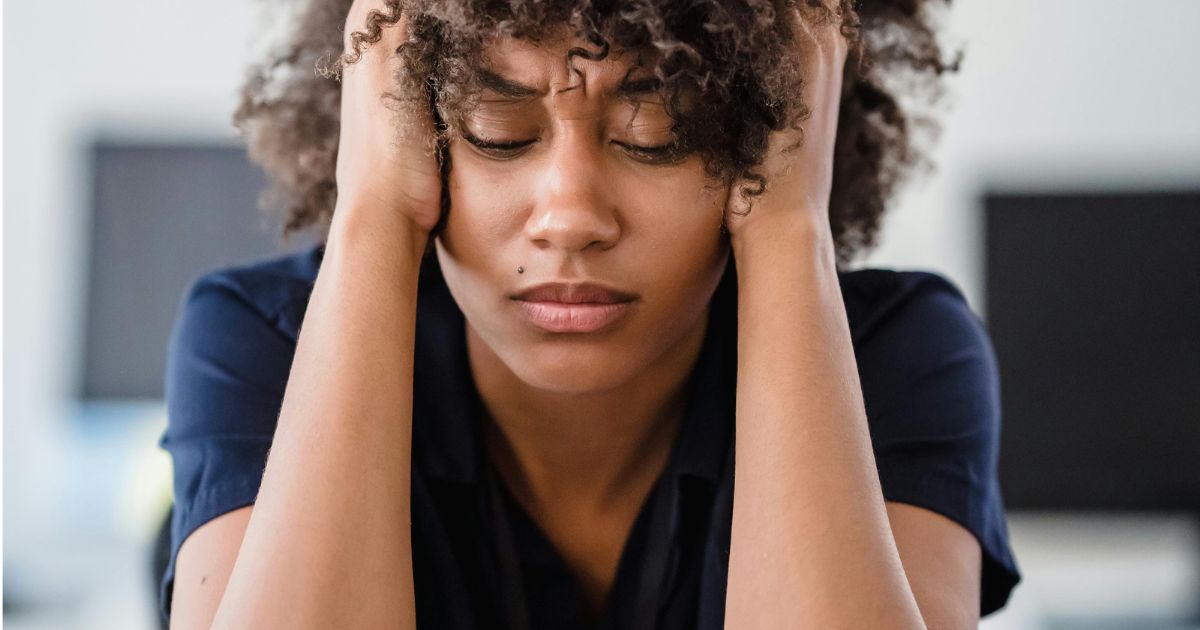 डिजिटल बर्नआउट और भारतीय महिलाएं: क्यों 'सब कुछ हासिल करने' की होड़ मानसिक स्वास्थ्य पर भारी पड़ रही है?