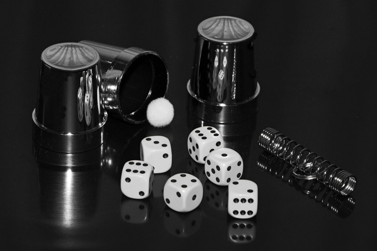 dice, hat trick, bullet, cup, guess, secret, magic trick, conjure up, black-and-white, shine, metal spiral, magic, magician, happiness, guess, magic trick, magic, magician, magician, magician, magician, magician 50 सबसे पेचीदा मनोवैज्ञानिक ट्रिक्स जो आपके सोचने के तरीके को हमेशा के लिए बदल देंगी!