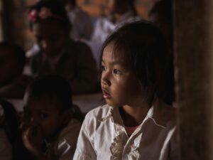 Focused children in a dimly lit classroom attentively listening and studying. शिक्षा और छात्र भविष्यफल 2026: क्या इस साल मिलेगी आपको मनचाही सफलता?