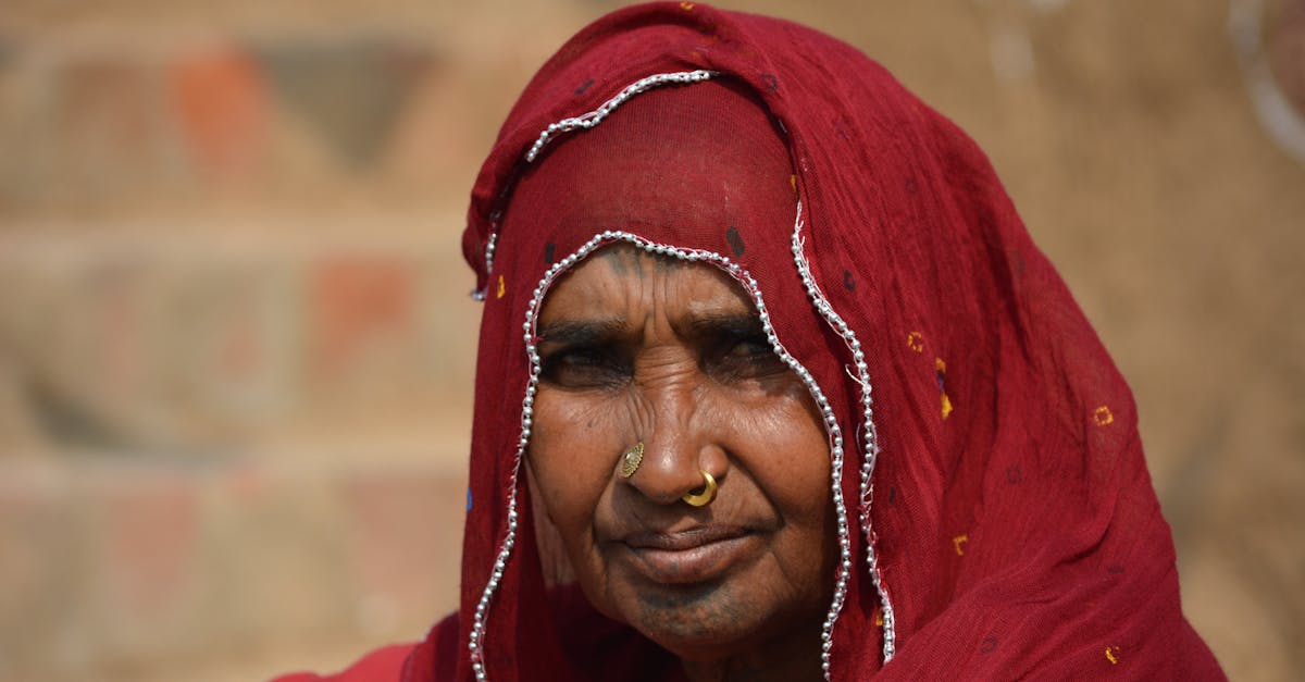 A dignified portrait of an Indian woman in a red saree with intricate embroidery, showcasing cultural heritage. माघ मेला 2026: केवल आस्था नहीं, एक 'अदृश्य' नगर का विज्ञान और अनसुने रहस्य